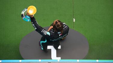 Lewis Hamilton celebra su victoria en Hungría.