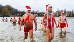 Miembros del club de natación de invierno "Focas de Berlín" se han bañado, con gorro de Papá Noel incluido, en el lago alemán con unas temperaturas bajo cero. El grupo, que actualmente cuenta con 157 miembros, asegura que esta práctica es saludable y puede ayudar a reforzar el sistema inmune.