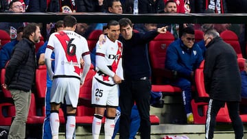 Iraola da instrucciones a De Tom¨¢s antes de su redebut.