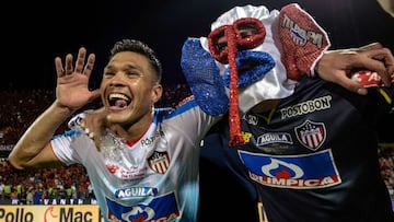 Teófilo Gutiérrez celebra su primer título con el Junior de Barranquilla