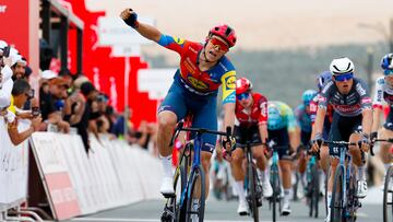 Milan celebra su triunfo en el Liwa Palace.