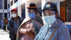 Residents of the highland city of Puno, Peru, close to the border with Bolivia, wait to be tested for free for Covid-19 during a municipal campaign on September 2, 2020. - The worldwide pandemic triggered by the novel coronavirus has infected more than 657,000 people in Peru and killed 29,068, according to official figures. (Photo by Carlos MAMANI / AFP)