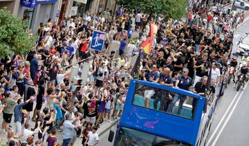 Aficionados y jugadores celebran el ascenso a segunda división por las calles de Elda.