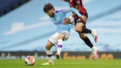 Soccer Football - Premier League - Manchester City v AFC Bournemouth - Etihad Stadium, Manchester, Britain - July 15, 2020 Manchester City&#039;s David Silva in action with Bournemouth&#039;s Dominic Solanke, as play resumes behind closed doors following 