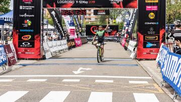 Jose María Sánchez celebra su triunfo en la segunda etapa.