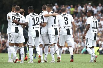 Todo el equipo felicita a Cristiano por su gol.