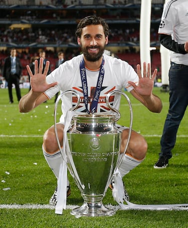 El verano de 2009 volvió al Real Madrid, un momento en el que el club se encontraba en fase de reconstrucción, ese verano firmaron a Kaká y a Cristiano Ronaldo. En el Real Madrid jugó 7 temporadas, donde ganó 1 Liga, 2 Copas del Rey y 2 Champions League entre otros títulos. Además de ganar con la Selección el Mundial de 2010 y la Eurocopa de 2012.