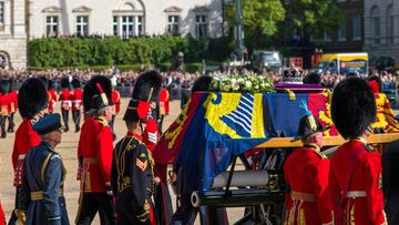 La Guardia del Rey Carlos III traslada el féretro de la Reina Isabel II 
desde Horse Guards Parade para dirigirse a Westminster Hall, a 14 de septiembre de 2022, en Londres (Reino Unido). Un carruaje de cañones ha llevado el cuerpo de la Reina Isabel II en procesión desde el Buckingham Palace a Westmisnter Hall, donde permanecerá para ser velado por el público durante cuatro días. El Rey Carlos III, los príncipes Guillermo y Harry, así como otros miembros de la realeza británica, han caminado detrás del féretro en un trayecto que ha durado 40 minutos. Tras el funeral de Estado en la Abadía de Westminster el próximo 19 de septiembre, la Reina será enterrada junto a su marido en la capilla conmemorativa del Rey Jorge VI, situada en el Castillo de Windsor.
14 SEPTIEMBRE 2022;REINA ISABEL II;FALLECIMIENTO;LONDRES;REINO UNIDO;WESTMINSTER HALL
Rouanet, L / Europa Press
14/09/2022