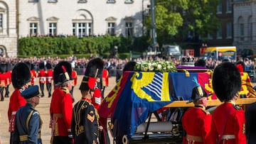 La Guardia del Rey Carlos III traslada el féretro de la Reina Isabel II
