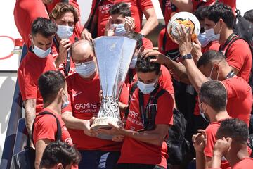 Navas y Castro han sido vitoreados por sus compañeros cuando se disponían a bajar el trofeo del avión.