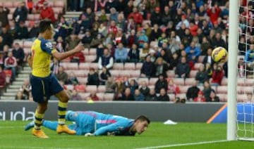 Sánchez derrota a Mannone desde otro ángulo. 