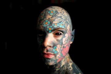 Se llama Sylvain Hélaine pero es más conocido como Freaky Hoody y ahora ostenta el récord de ser el hombre más tatuado de Francia. Hace ocho años empezó a pintar su cuerpo con tinta lo que ha provocado una gran controversia ya que Sylvain es profesor de Primaria. El conflicto viene tras la denuncia de una madre de uno de sus alumnos en el diario Le Parisien: “da miedo a los niños".