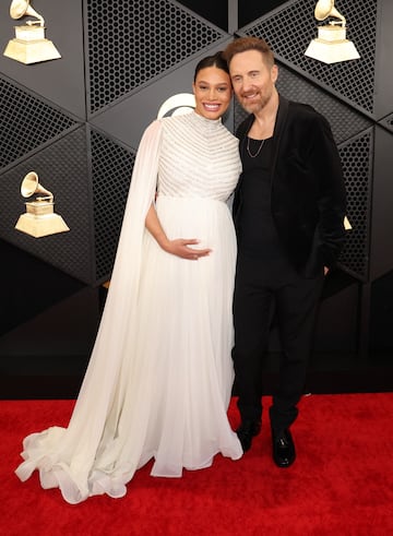 Jessica Ledon y David Guetta posan en la alfombra roja de los Grammys 2024 celebrados en el Crypto.com Arena situado en la ciudad de Los Ángeles, en California.