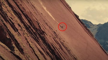 El piloto de MTB Andreu Lacondeguy bajando por una gran monta&ntilde;a de arena roja en Per&uacute;. 