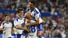 Zapater celebra con Mollejo y Francho el gol del Real Zaragoza.