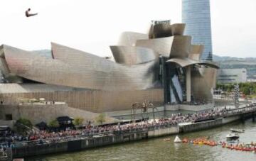 Un clavadista durante la ronda clasificatoria para la final de la prueba del 'Red Bull Cliff Diving 2015' de Bilbao.