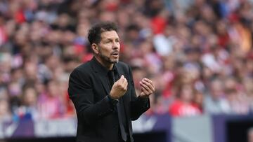 MADRID, 19/05/2024.- El técnico argentino del Atlético de Madrid, Diego Pablo Simeone, durante el encuentro correspondiente a la jornada 37 de Primera División que Atlético de Madrid y Osasuna disputan hoy Domingo en el estadio Metropolitano, en Madrid. EFE / Kiko Huesca
