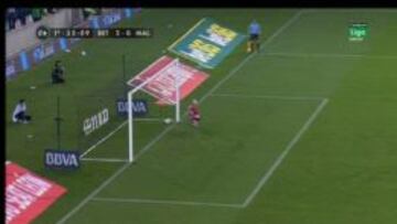Captura de la imagen de Canal+L Liga en la que se aprecia c&oacute;mo el lanzamiento de Jorge Molina desde el punto de penalti entra por completo.