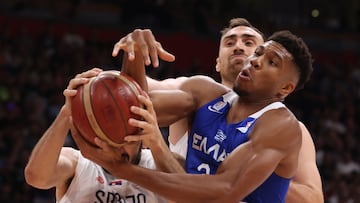 Belgrade (Serbia), 25/08/2022.- Greece's Giannis Antetokounmpo (R) in action against Serbia's Marko Jagodic-Kuridza (L) and Nikola Milutinov (C) during the FIBA Basketball World Cup 2023 qualifiers match between Serbia and Greece in Belgrade, Serbia, 25 August 2022. (Baloncesto, Grecia, Belgrado) EFE/EPA/ANDREJ CUKIC