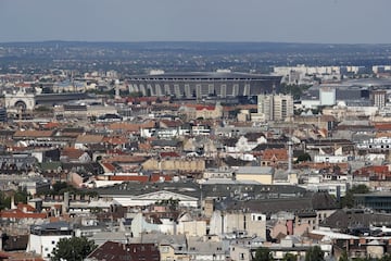 El estadio más grande de Hungria lleva el nombre del legendario futbolista. Inaugurado en 2019 acoge los partidos locales de la selección magiar y es una de las sedes de la EURO 2020.