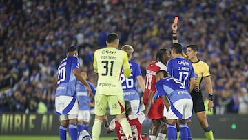 ¿Amarilla por pararse en el balón? Esto dice la Comisión Arbitral