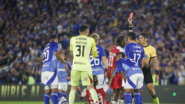 ¿Amarilla por pararse en el balón? Esto dice la Comisión Arbitral