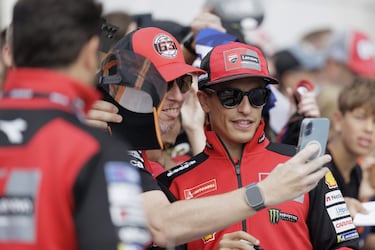 Marc Márquez posa con los aficionados antes del Gran Premio de Austria de MotoGP.