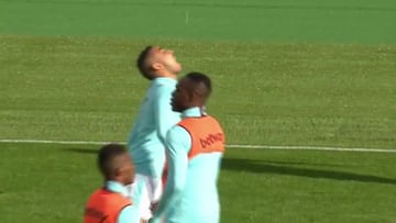 Payet hace magia con un chicle: 5 toques y de vuelta a la boca