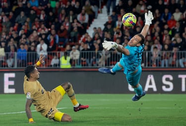 Raphinha del FC Barcelona en acción con Fernando Martínez del Almería.