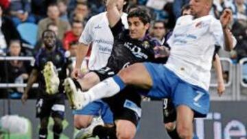 <b>EL EFECTO DECISIVO. </b>Víctor, el hombre que cambió el partido, se adelanta a Luccin en una disputa por la pelota.