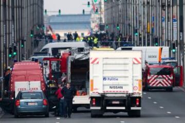 Personal de los servicios de emergencia y la polic¨ªa belga en los alrededores de la estaci¨®n de metro de Bruselas afectada por las segundas explosiones que se sucedieron tras las del aeropuerto.
