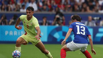 Paris (France), 09/08/2024.- Marc Pubill of Spain (L) in action against Joris Chotard of France (R) during the Gold medal match between France and Spain, of the Soccer competitions in the Paris 2024 Olympic Games, at the Parc des Princes stadium in Paris, France, 09 August 2024. (Francia, España) EFE/EPA/MOHAMMED BADRA