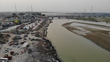 In this aerial photograph taken on May 5, 2021 funeral pyres of Covid-19 coronavirus victims are seen in a cremation ground along the banks of the Ganges River, in Garhmukteshwar (Photo by Archana THIYAGARAJAN / AFP)