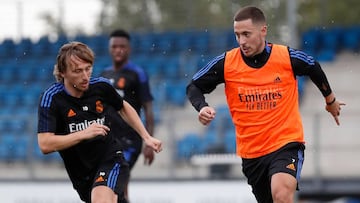 Modric y Hazard, durante el &uacute;ltimo entrenamiento del Madrid.