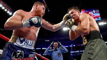 Canelo Álvarez impacta con su izquierda en el rostro de Golovkin.