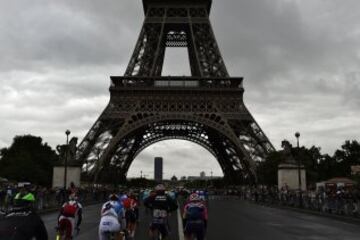 El pelotón llegando a la Torre Eiffel.