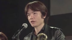 Masahiro Sakurai, recogiendo el Juego del A&ntilde;o de Super Smash Bros. Ultimate por los Japan Game Awards en Tokio, Jap&oacute;n, 2019.