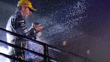 Verstappen celebra su victoria en el podio de Las Vegas.