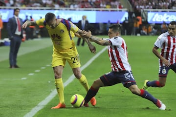 Jeremy Ménez lucha por mantener la posesión del esférico.