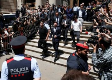 Leo Messi saliendo de la Audiencia de Barcelona.