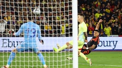 Daniel Muñoz remata en el gol que dio la victoria a Colombia ante España en Londres.