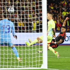 James y Luis Díaz devoran a España en Londres