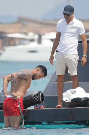 El jugador nacionalizado español y su mujer, la modelo y presentadora, aprovechan sus vacaciones disfrutando de las aguas ibicencas a bordo de un yate.