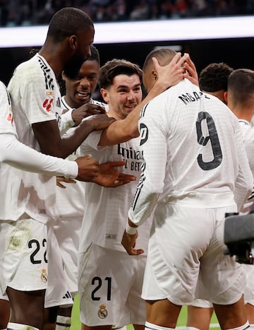 Brahim Díaz celebra con sus compañeros del Real Madrid el 4-1 al Sevilla. 