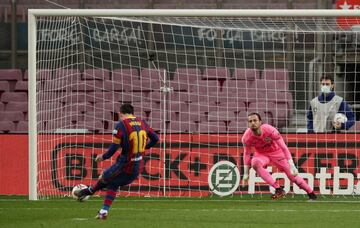 Leo cobró un penalti, pero el arquero rival adivinó su disparo; en el rabote, un compañero asistió a Messi, quien con un cabezazo mandó guardar la pelota al fondo de las redes.