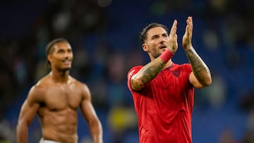 BARCELONA, 25/10/2024.- El centrocampista serbio del Sevilla Nemanja Gudelj celebra la victoria tras el partido de LaLiga de fútbol entre el RCD Espanyol y el Sevilla FC, este viernes en el RCDE Stadium. EFE/ Enric Fontcuberta