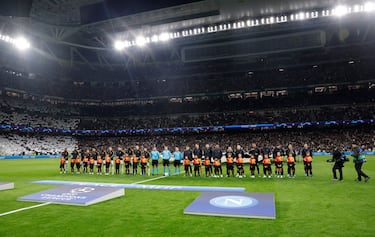 Formación de los equipos del Real Madrid y Nápoles en el centro del del campo del coliseo blanco.