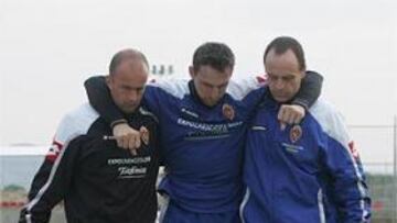 <b>GRAVE LESIÓN.</b> El jugador del Zaragoza tuvo que abandonar el entrenamiento con la ayuda de los auxiliares.