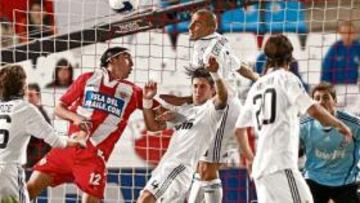 <b>CON ÍMPETU. </b>Chico intenta hacerse hueco dentro del área madridista entre Heinze, Sergio Ramos y Cannavaro. Higuaín está pendiente de la jugada desde fuera.