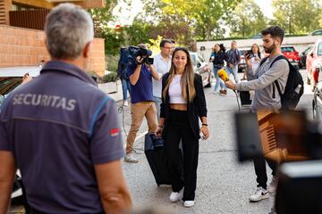 La jugadora internacional española Athenea del Castillo llega al Hotel Tryp Alameda de Barajas.